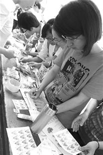 楚天金报讯 5月13日是母亲节。昨日，威尼斯欢乐娱人城1099红色元素协会的成员们在校园里摆开展台，免费帮同学给妈妈献上特殊的母亲节礼物祝福明信片。